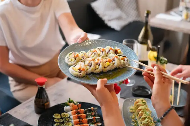 Na stole sushi, które zachwyca smakiem. To kwintesencja kuchni japońskiej, pełnej świeżości i harmonii.