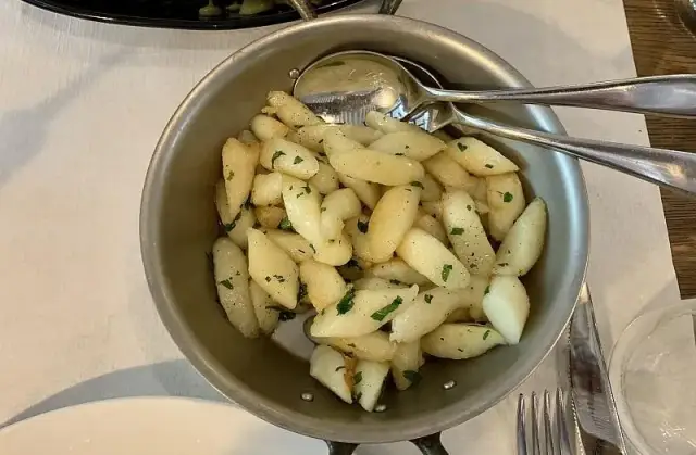 Co warto zjeść w Poznaniu? Najlepsze lokalne smaki, które musisz spróbować