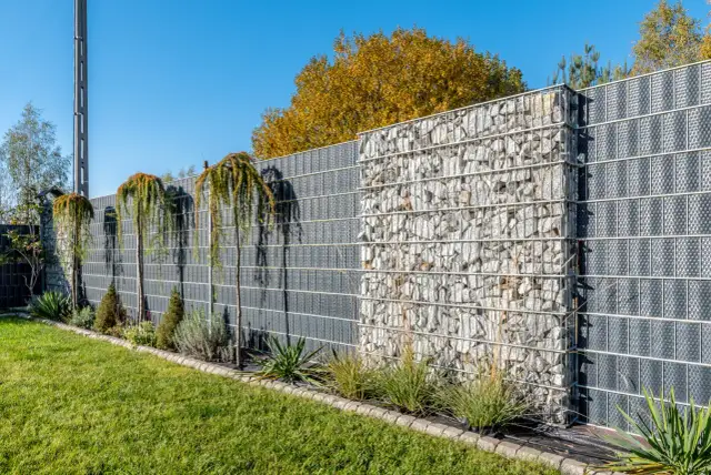 Jak skutecznie zasłonić płot betonowy roślinami i dekoracjami