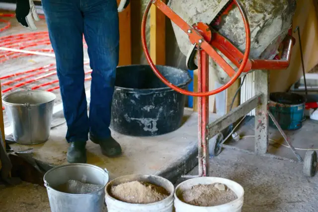 Jak zrobić zaprawę murarską w betoniarce - uniknij najczęstszych błędów