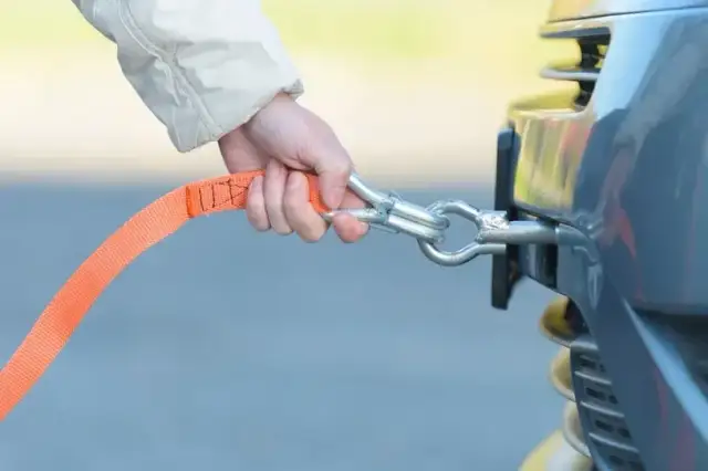 Jak się holuje auto - uniknij najczęstszych błędów i zagrożeń