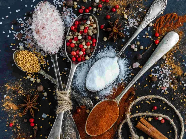Jakie są przyprawy? Twój klucz do mistrzostwa w kuchni.
