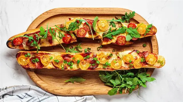 Jak zrobić idealną zapiekankę w stylu pizzy? Sprawdzony przepis