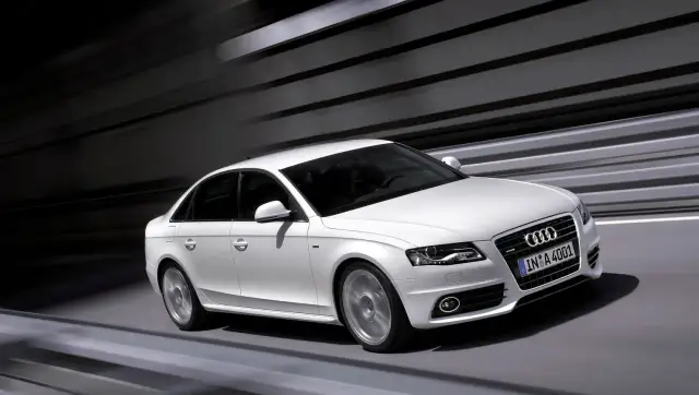 Białe Audi A4 B8 w ruchu, z widocznymi typowymi usterkami, które mogą pojawić się w tym modelu.