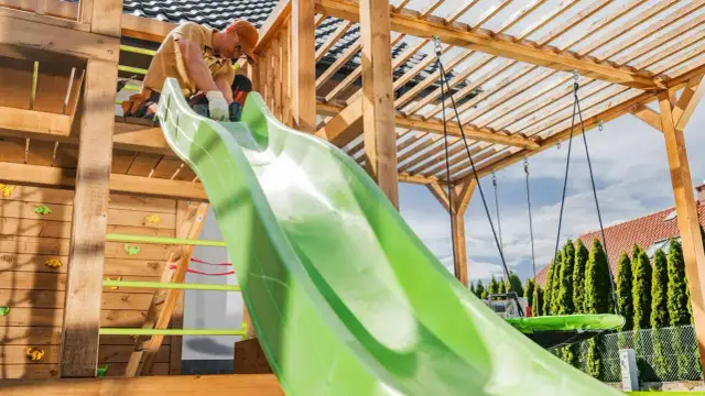 Czym pomalować drewniany plac zabaw, aby był bezpieczny i trwały