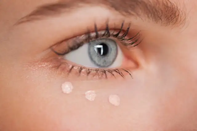 Korektor Maybelline z gąbeczką nie działa? To nie wada! Aktywuj go!