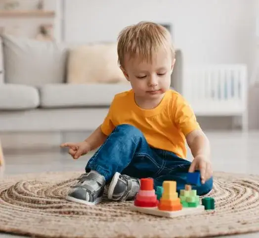 Kiedy dziecko wstaje? Odkryj, co wpływa na rozwój malucha