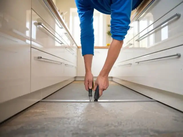 Montaż szafek kuchennych: Poradnik krok po kroku i błędy