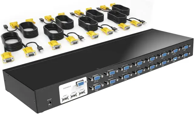 Przełącznik KVM z wieloma portami VGA i kablami.