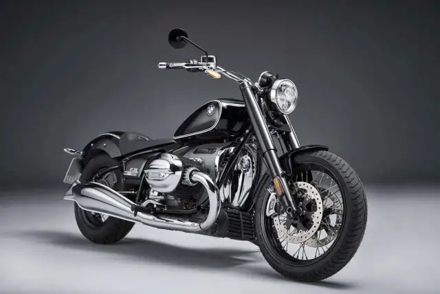 Elegancki, czarny motocykl BMW R 1800 z chromowanymi elementami, gotowy na podróż.