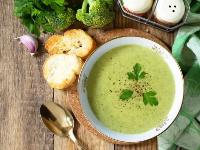 Serek kremowy w zupie: jak dodać go bez zwarzenia? Porady eksperta!