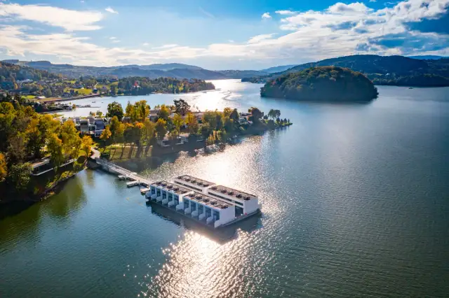 Wyspa Zmysłów: Niezwykły hotel wellness i restauracja nad jeziorem