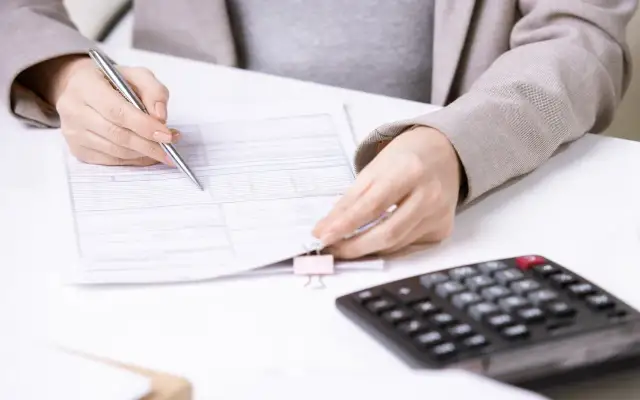 Zaliczka eksploatacyjna: Co to jest i jak ją rozliczyć?