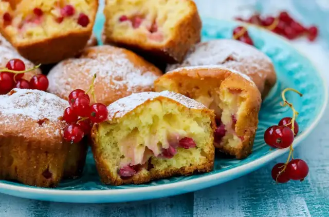 Muffinki z czerwoną porzeczką - Jak zrobić, by zawsze były puszyste?