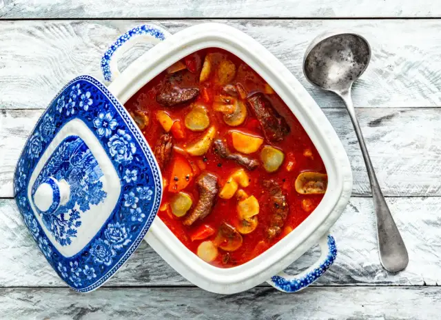 Jaka zupa na golonce wieprzowej? Sprawdź najlepsze przepisy na pyszne dania