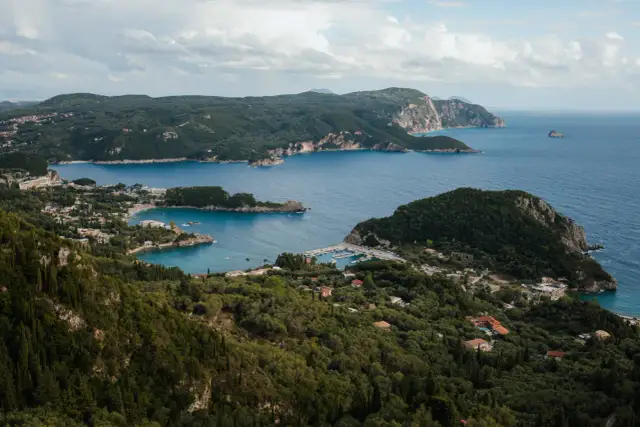 Gdzie leży wyspa Korfu? Odkryj jej fascynującą lokalizację w Grecji