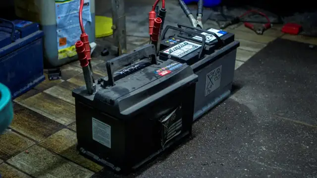 Jak wybrać akumulator do silnika zaburtowego, aby uniknąć problemów?