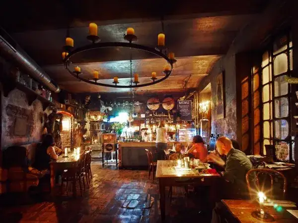 Gdzie na drinka w Krakowie? Odkryj najlepsze miejsca na wieczór