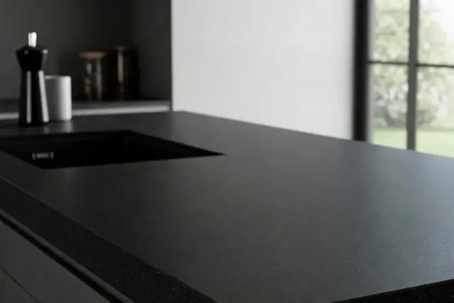 Skuteczne sposoby na czyszczenie czarnego blatu kuchennego bez zarysowań