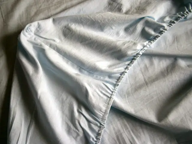 Uszyj idealne prześcieradło z gumką: Kompletny poradnik DIY