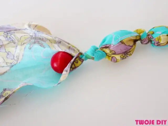 Naszyjnik z materiału DIY: Stwórz unikalną biżuterię z niczego!