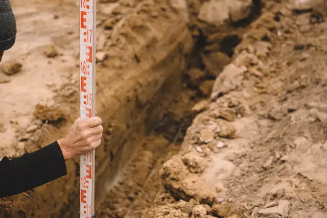 Jak wytyczyć fundamenty: unikaj najczęstszych błędów i zyskaj precyzję