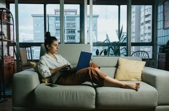 Praca zdalna i hybrydowa: realne możliwości dla osób poszukujących zatrudnienia