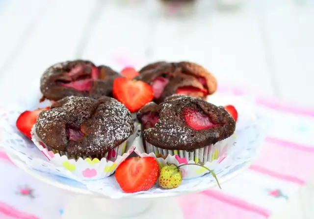 Muffiny czekoladowe z truskawkami - jak upiec idealnie wilgotne?