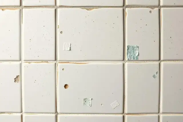 Jak skutecznie zamaskować dziury w kafelkach i poprawić ich wygląd