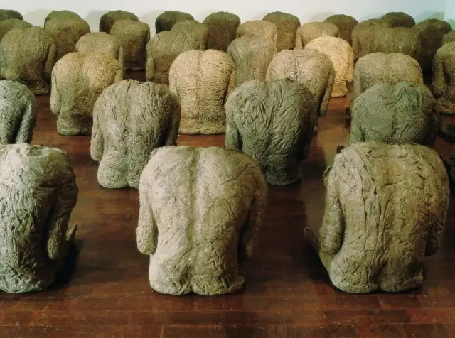 Rzeźba Abakanowicz: Odkryj niezwykłe dzieła i ich znaczenie w sztuce