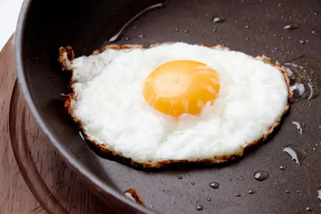 Ile kalorii mają jajka sadzone? Poznaj ich wartość odżywczą!