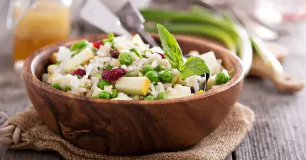 Jak uratować przesoloną sałatkę: skuteczne sposoby na ratunek