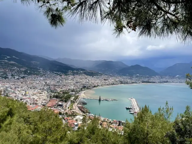 Alanya nad jakim morzem leży? Sprawdź, dlaczego warto tam pojechać!