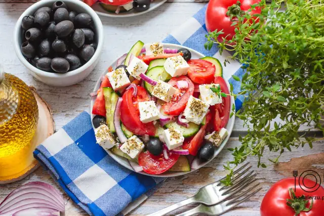 Sałatka grecka jak w tawernie? Odkryj sekrety Horiatiki
