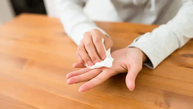 Skuteczne metody na pocenie się dłoni - jak zapobiec nadmiernemu poceniu