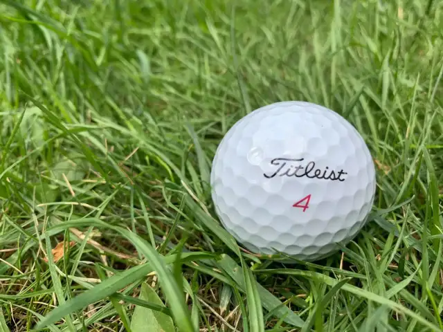 Jak daleko leci piłka golfowa? Odkryj maksymalne odległości i czynniki wpływające.