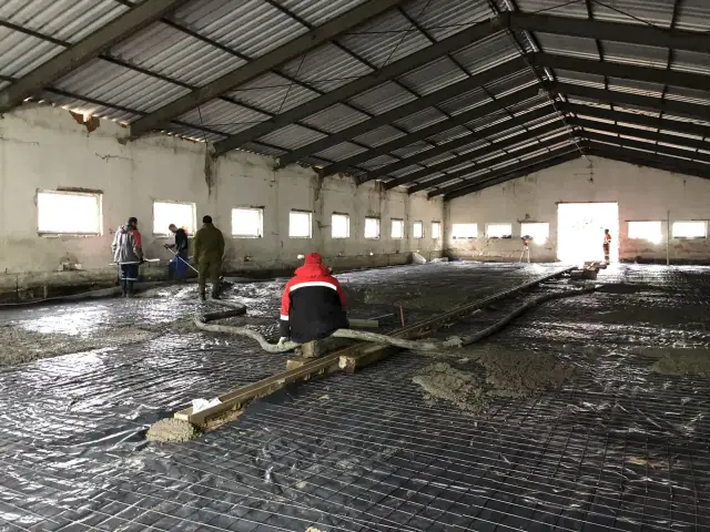 Pracownicy wylewają beton na zbrojenie. Jaki beton na wylewkę będzie najlepszy do tego zadania?