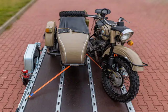 Przewóz motocykla: Samodzielnie czy z firmą? Co wybrać?