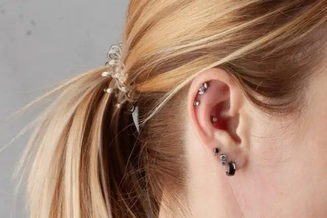 Ile kosztuje piercing ucha? Sprawdź ceny i ważne czynniki