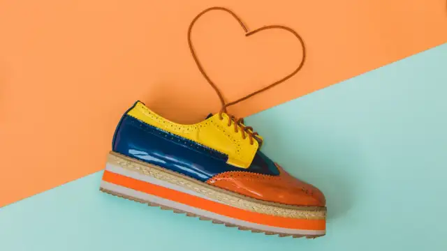 Buty w stylu lat 70 – jak wybrać idealne obuwie retro do stylizacji