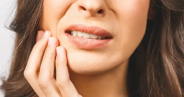 Ból dziąseł: Szybka ulga, przyczyny i kiedy iść do dentysty