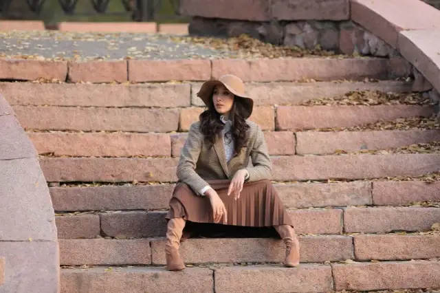 Brązowa spódnica: Stylizacje na każdą okazję Twój przewodnik