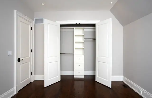 Drzwi do garderoby: Wybierz mądrze! Typy, trendy, wentylacja.