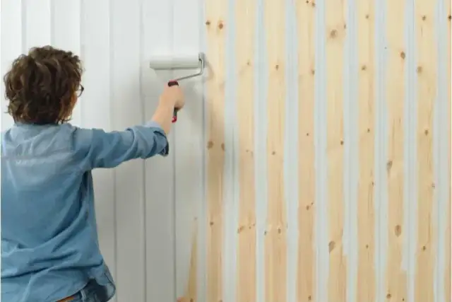 Jaką farbą pomalować boazerię na biało, aby uzyskać idealny efekt?