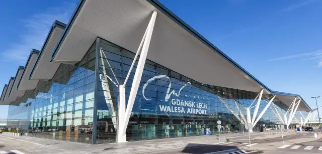 Dojazd na lotnisko Gdańsk: PKM, ZTM, taxi, auto. Porównaj i wybierz!