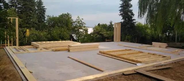 Jaki fundament pod dom szkieletowy? Płyta czy ławy porównanie