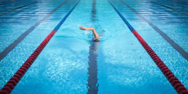 Styl pływacki w którym pływa się na boku: techniki i korzyści