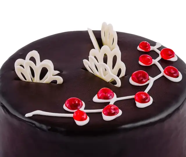 Piękne dekoracje na tort z kremu? Poradnik krok po kroku!