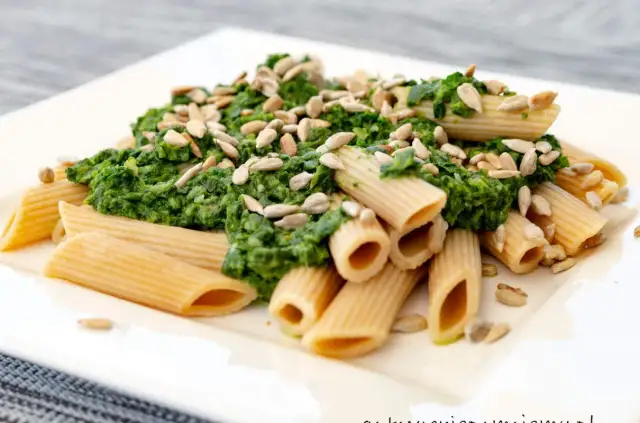 Penne konjac ze szpinakiem - zdrowy przepis na niskokaloryczny posiłek