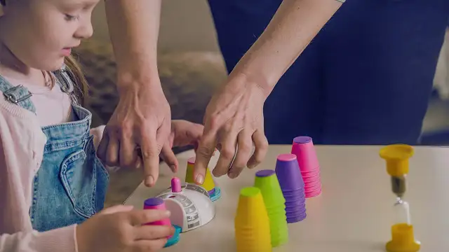 Terapia ręki: Etapy i ćwiczenia. Jak wspierać rozwój dziecka?